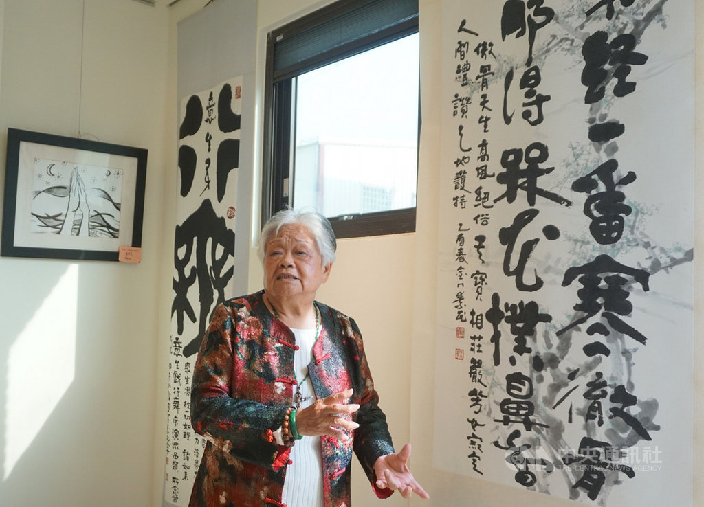 第4屆金門文化獎得主陳素民(圖)走過戰亂和人生艱困時刻,她說,如今生活安定,「未經一番寒徹骨,那得梅花撲鼻香」是自己生命最佳寫照。中央社記者黃慧敏攝 108年4月23日