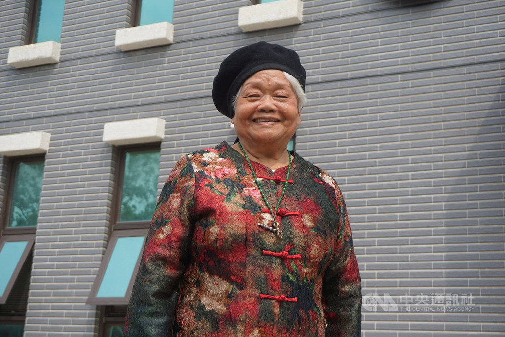 80歲的金門女兒陳素民(圖),走過戰亂與人生低谷卻活得精彩亮麗,獲得第4屆金門文化獎。她說「感謝金門,感謝這個時代帶給我的機運。」中央社記者黃慧敏攝 108年4月23日