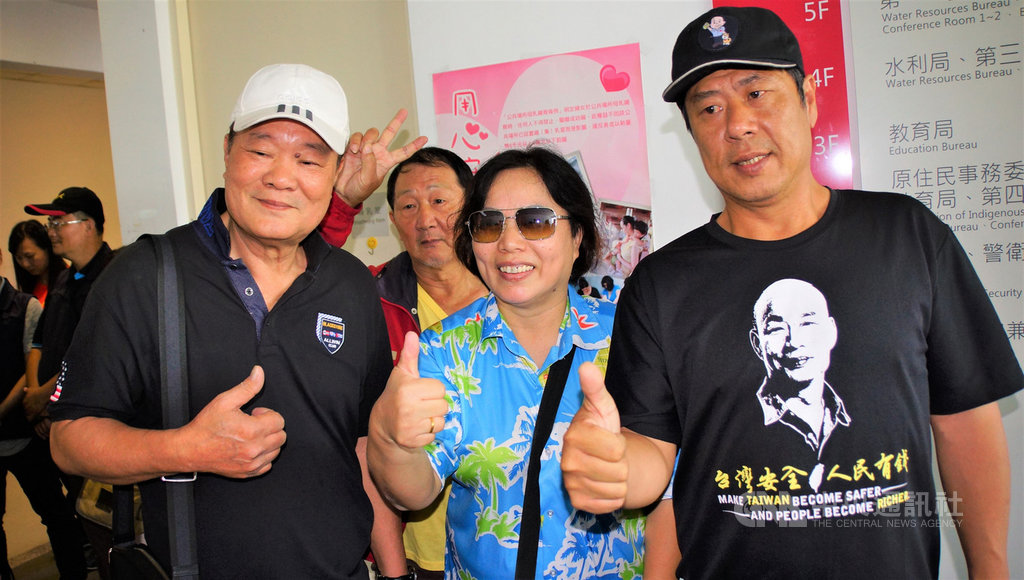 高雄市長韓國瑜23日在高雄市政府發表5點聲明,表達對2020總統大選的立場與看法,10多名韓粉在場外聲援,拱韓國瑜選總統呼聲不斷。中央社記者程啟峰高雄攝 108年4月23日