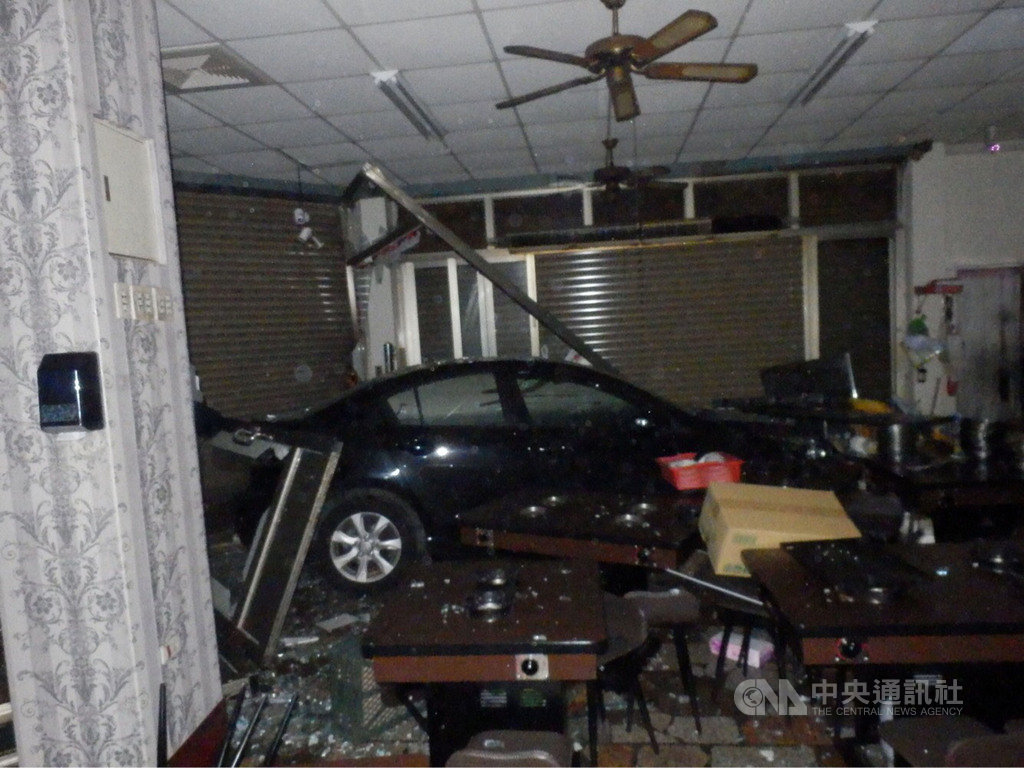 27歲江姓男子23日凌晨駕車行經台中市潭子區中山路一段時,疑因轉彎時剎車失靈,直接撞入路旁店家,現場玻璃破碎一地。(翻攝照片)中央社記者趙麗妍傳真 108年4月23日