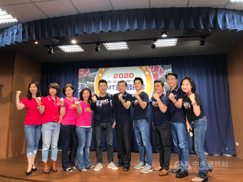 國民黨婦女部23日上午在國民黨中央舉辦「KMT潮T發表會」,推出全新企劃的「2020 WE SHALL RETURN」潮T新款式。中央社記者王承中攝 108年4月23日