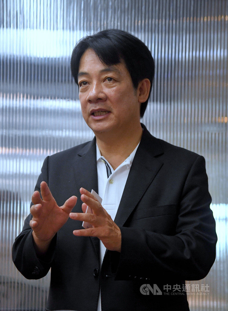 投入民進黨總統初選的前行政院長賴清德(圖),23日在台北內湖參觀台北創新實驗室時受訪表示,看來國民黨跟民進黨在初選上都碰到困難,他鼓勵所有想承擔國家責任的人,應該把個人勝敗放一邊,勇敢面對民眾選擇,用更大的決心擁抱更高的民主,來解決兩黨的問題。中央社記者王飛華攝 108年4月23日