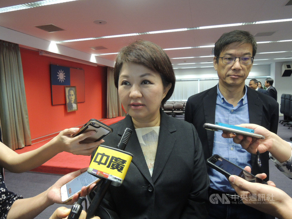 對於台電表示台中火力發電廠自主減發5成電力,中部99%用電時間靠外援,台中市長盧秀燕(左)與環保局長吳志超(右)23日說明,中火減產不影響全國電力供應。中央社記者郝雪卿攝 108年4月23日