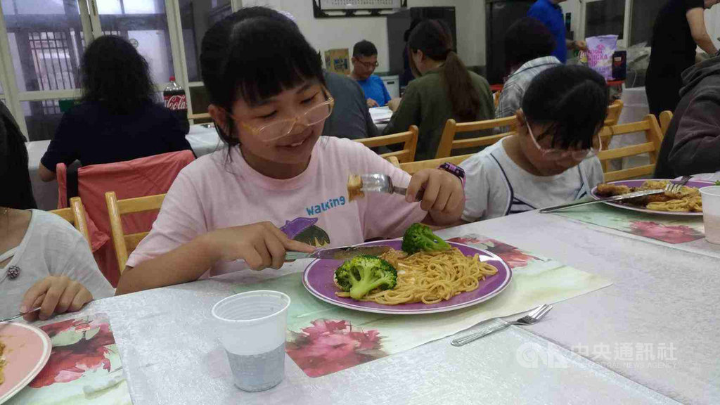 澎湖離島偏鄉的虎井國小規劃西餐禮儀課程,22日安排飯店業者到校授課,除了讓孩子瞭解西餐禮儀的重要,也希望透過跨領域的親身實作,觸發孩子們多元反思。(虎井國小提供)中央社 108年4月23日