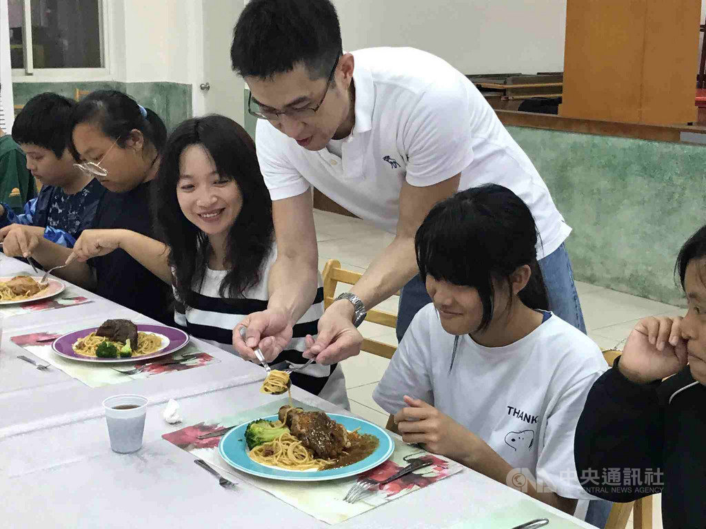 澎湖離島偏鄉的虎井國小規劃西餐禮儀課程,22日安排飯店業者到校授課,師生難得品嚐美味牛排。(虎井國小提供)中央社 108年4月23日
