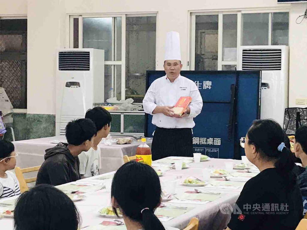 澎湖離島偏鄉的虎井國小規劃西餐禮儀課程,22日安排飯店業者到校授課,讓孩子學習西式餐飲禮儀,在學習生涯中留下難忘的回憶。(虎井國小提供)中央社 108年4月23日