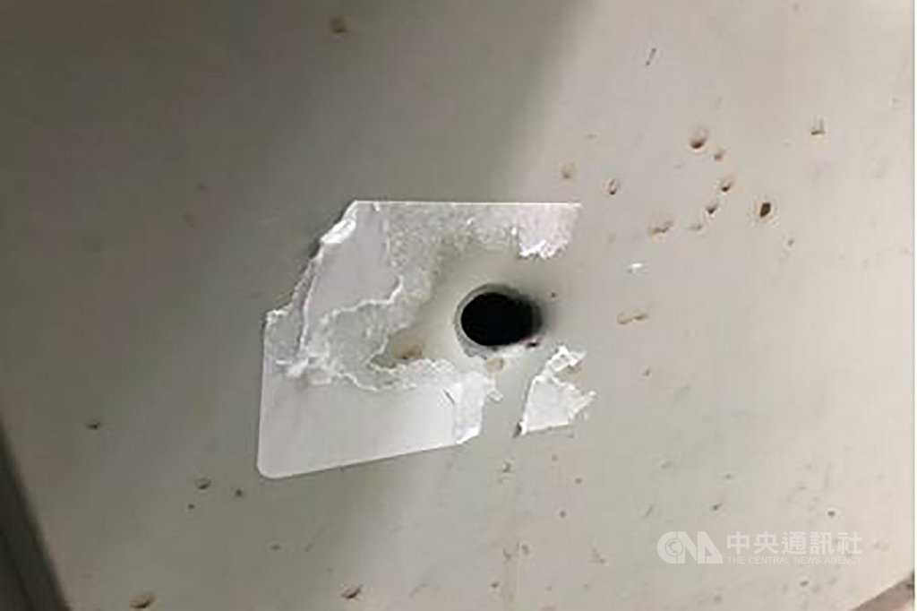 桃園市警局保安警察大隊一名小隊長,20日晚間疑因疲累、精神恍惚誤觸槍枝板機,擊發子彈在辦公桌上留下彈孔。保大23日表示,這名小隊長除深感抱歉並表示願意接受相關懲處。(翻攝照片)中央社記者吳睿騏桃園傳真 108年4月23日