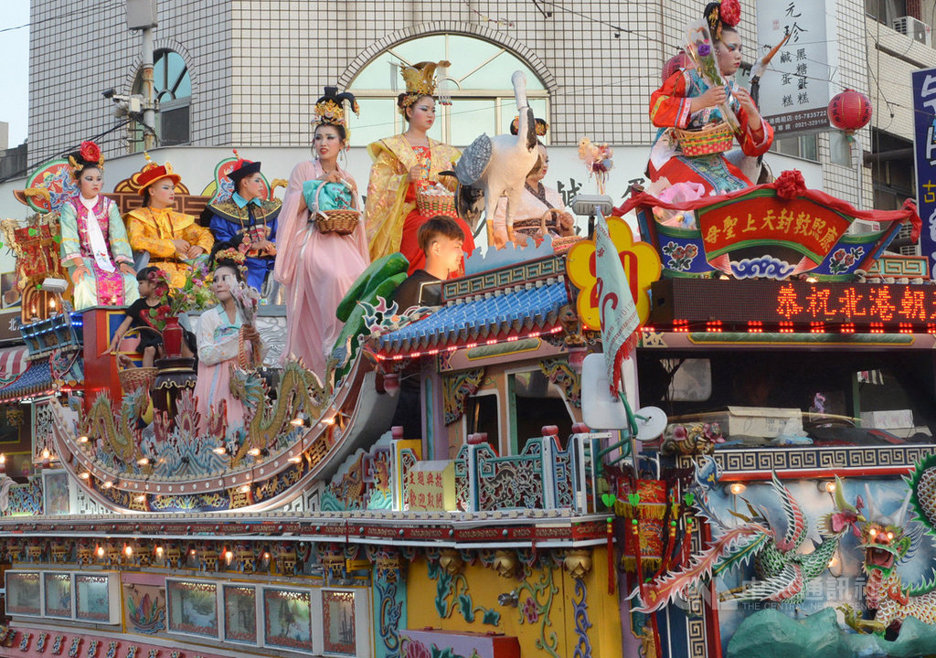 北港朝天宮今年年度盛事「北港迓媽祖」遶境活動23日登場,全國唯一的真人藝閣花車遊行為活動一大特色。(檔案照片)中央社記者葉子綱攝 108年4月23日