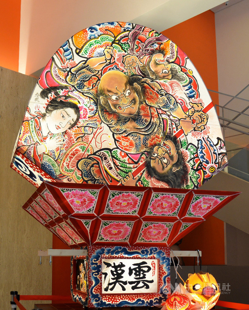 雲林北港朝天宮「北港迓媽祖」遶境祈安活動23日登場,日本青森縣「睡魔祭」花燈也跨海來台參與藝閣遊行。中央社記者葉子綱攝 108年4月23日