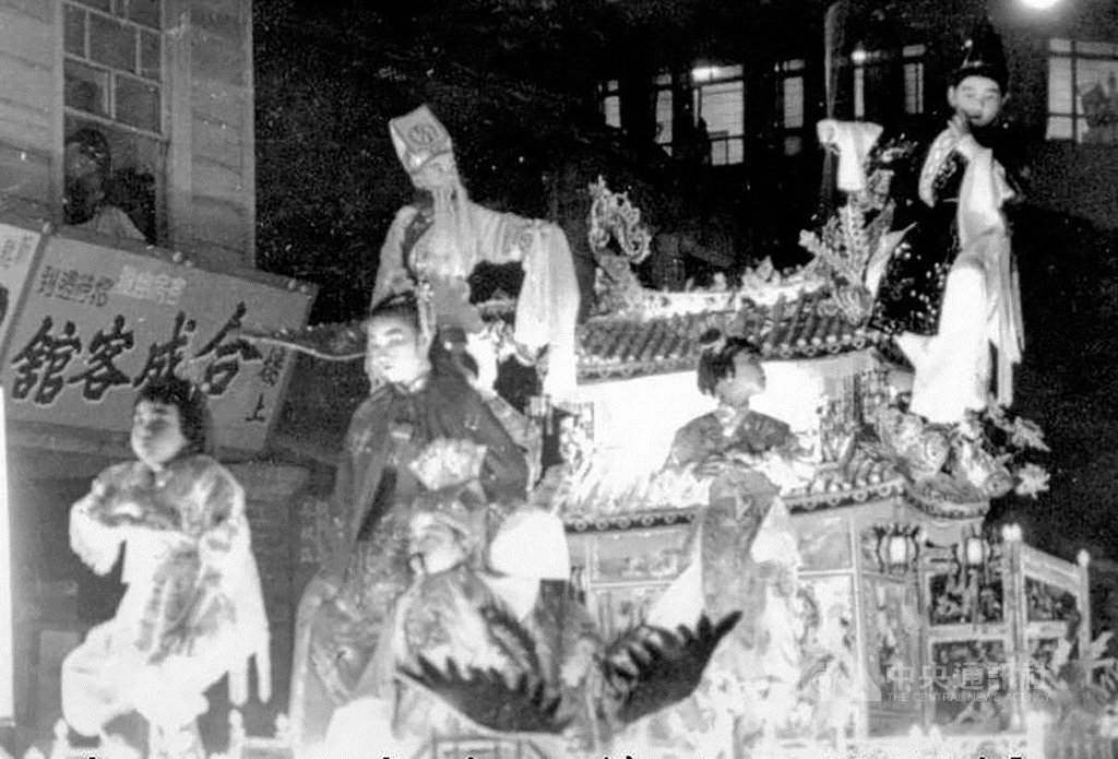 北港朝天宮年度盛事「北港迓媽祖」23日登場,獨步全台的真人藝閣花車踩街為活動一大特色,圖為早年活動中,由孩童扮演真人藝閣踩街。(高淑慧提供)中央社記者葉子綱傳真 108年4月23日