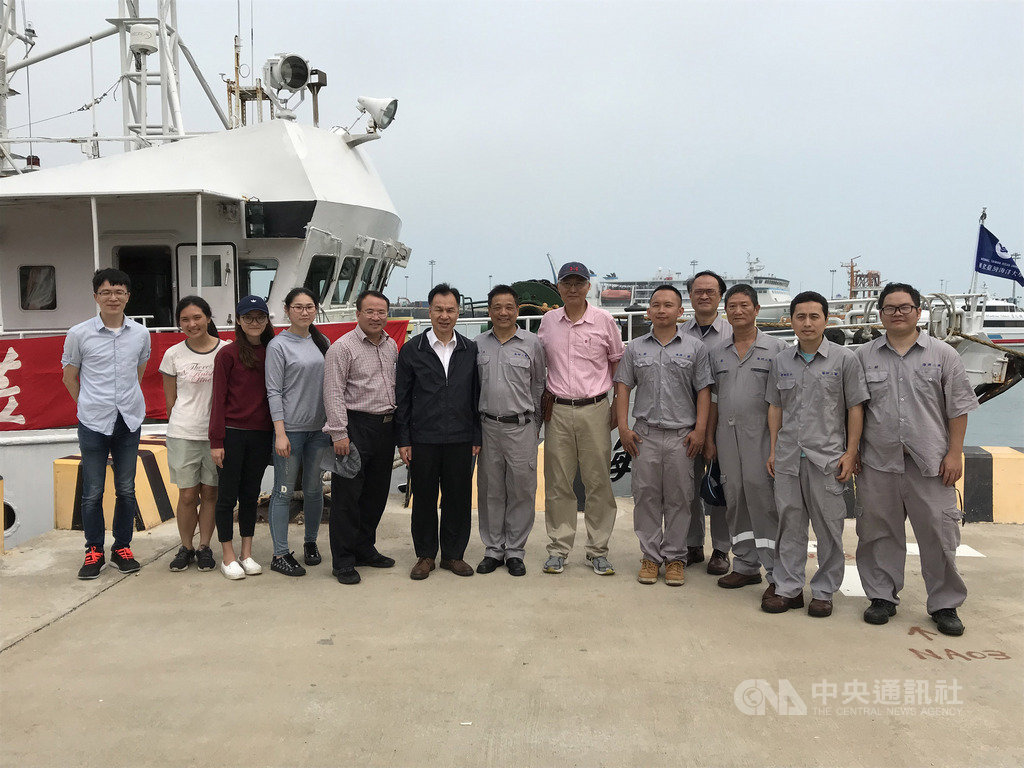 為進一步了解藍眼淚活動,海洋大學研究船「海研二號」23日停靠馬祖福澳港並開放參觀,連江縣長劉增應(左6)前往慰勉團隊辛勞。(連江縣政府提供)中央社 108年4月23日