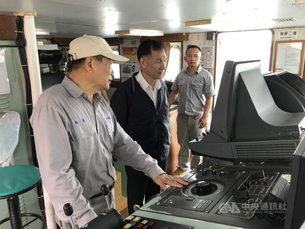 海洋大學研究船「海研二號」23日停靠馬祖福澳港並開放參觀,連江縣長劉增應(左2)也登船參觀內部。(連江縣政府提供)中央社 108年4月23日