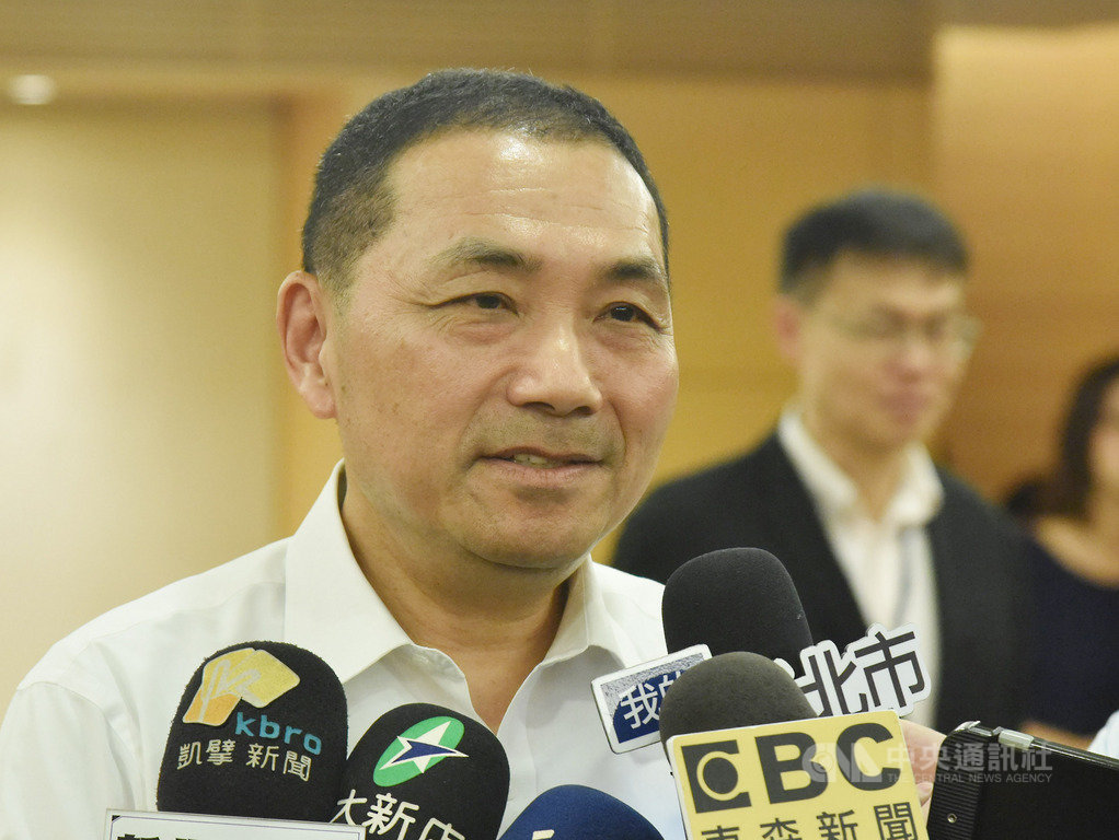 高雄市長韓國瑜23日對於是否參選總統發出5點聲明,新北市長侯友宜(圖)下午受訪表示,希望黨內避免內耗,每一個人都扮演好自己的角色,團隊合作往前走。中央社記者王鴻國攝 108年4月23日