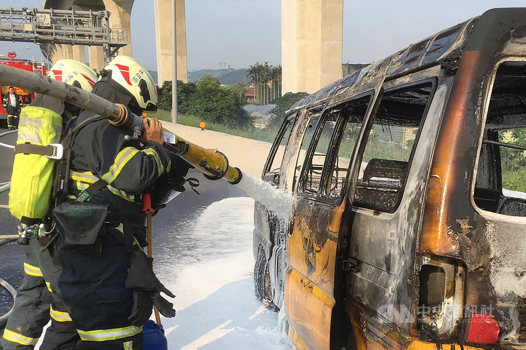 國道一號中山高速公路北上51公里蘆竹段,23日下午驚傳一輛娃娃車意外起火,桃園市政府消防局第一大隊及蘆竹分隊獲報後立即趕往現場灌救。(桃園市政府消防局提供)中央社記者吳睿騏桃園傳真 108年4月23日