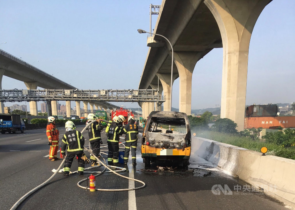 國道一號中山高速公路北上51公里蘆竹段23日下午發生娃娃車起火事件,所幸車上4名乘客皆未受傷,消防隊員也在20分鐘內將火勢撲滅。(桃園市政府消防局提供)中央社記者吳睿騏桃園傳真 108年4月23日