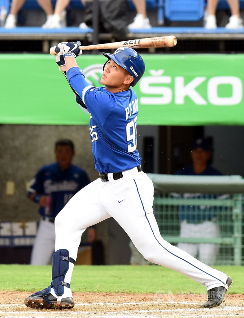 富邦悍將隊去年選秀狀元捕手戴培峰(圖)21日降下二軍,總教練陳連宏表示,場上有狀況時應對還不是很穩定,需再磨練。(富邦悍將隊提供)中央社記者謝靜雯傳真 108年4月23日