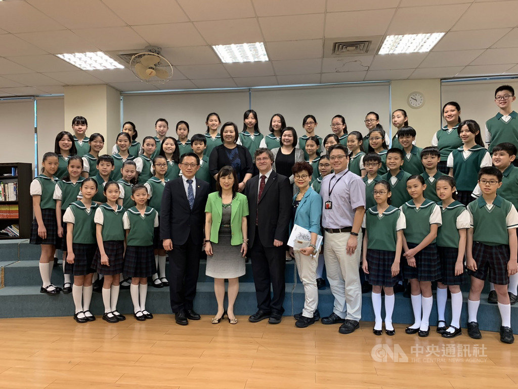 維也納少年合唱團藝術總監維爾特(Gerald Wirth)(前左6)23日上午到台北市私立復興實驗高中,與國小部合唱團學生交流,學生們也把握機會踴躍發問。(音樂聯盟工作坊提供)中央社記者洪健倫傳真 108年4月23日