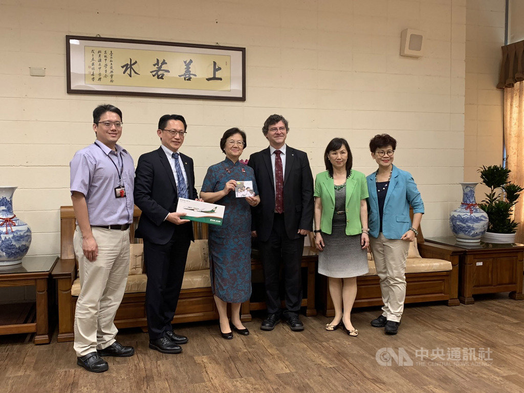 維也納少年合唱團藝術總監維爾特(Gerald Wirth)(左)(右3)23日拜訪台北私立復興實驗高中國小部合唱團後,並與復興實驗高中董事長李尹緒瑛(左3)及校長張碧娟(右2)交流,並互贈紀念禮。(音樂聯盟工作坊提供)中央社記者洪健倫傳真 108年4月23日