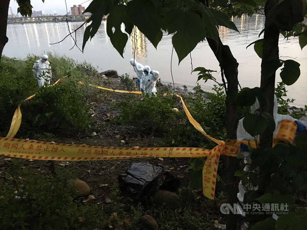 台北市動保處23日獲報,在延平河濱公園發現1隻豬隻屍體,隨即依非洲豬瘟跨局處防治應變小組SOP進行處理,針對豬屍發現地點周邊拉起封鎖線並展開消毒作業。(台北市動保處提供)中央社記者劉建邦傳真 108年4月23日