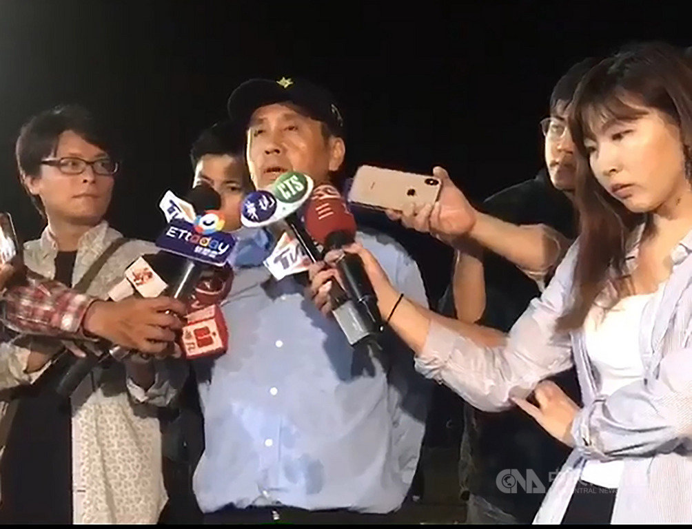 新北市泰山區日前發生一對小姊弟雙屍命案,生父吳姓男子下落不明,警方憂心吳男想不開,持續追蹤,直到23日在金山海邊發現一具男屍,由於屍體浮腫難認,警方表示,家屬是依照屍體左手手錶及其他特徵確認死者身分為吳男。(珍惜生命,自殺不能解決問題,生命一定可以找到出路。如果需諮商或相關協助可撥生命線專線「1995」或張老師服務專線「1980」。)(翻攝畫面)中央社記者王鴻國傳真 108年4月23日