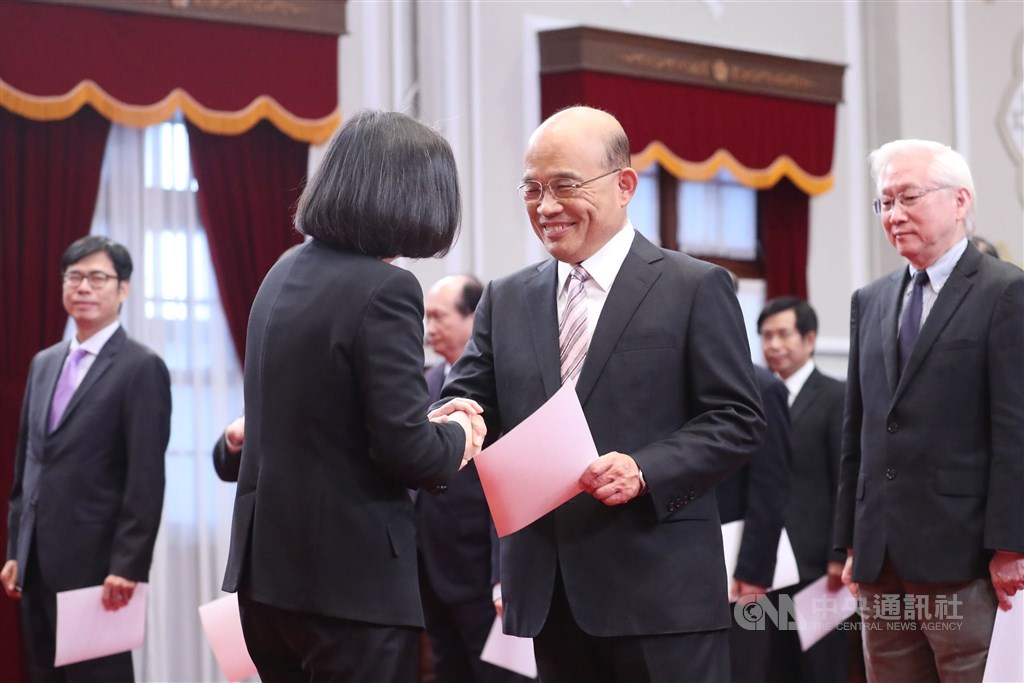 行政院長蘇貞昌(前右)內閣團隊就任第100天,總統蔡英文(前左)透過與蘇貞昌臉書聯播影片談政績。(中央社檔案照片)