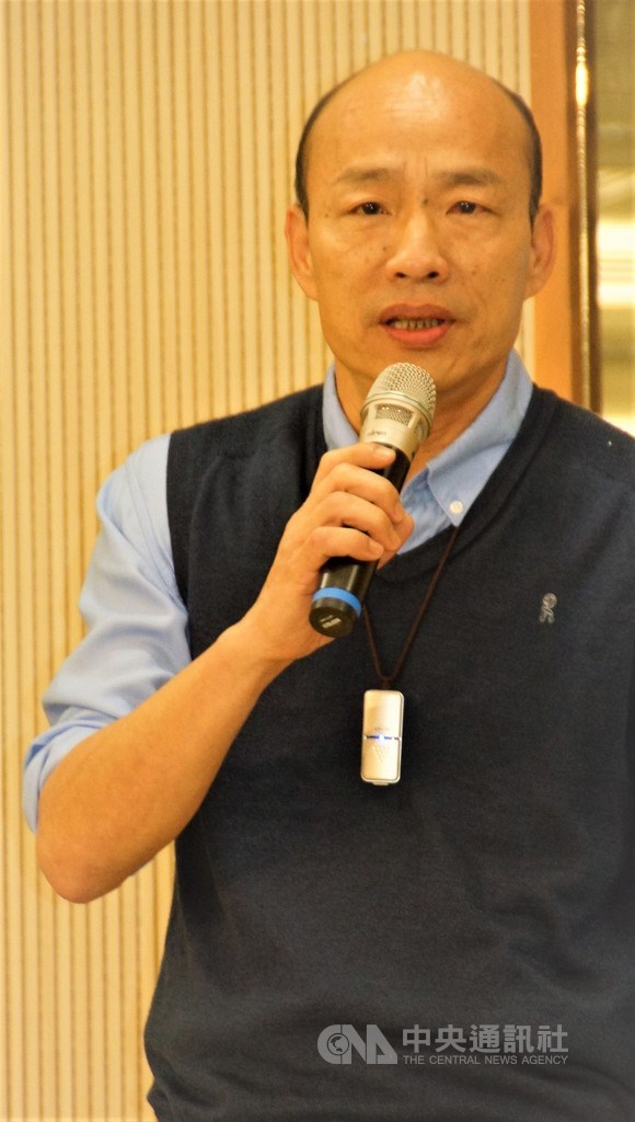 高雄市長韓國瑜23日發表聲明指出,對於2020年總統大選,此時此刻無法參加國民黨現行制度的初選,並表示對中華民國的發展及守護願負起責任,不計個人得失榮辱,只願能夠改變台灣。中央社記者程啟峰高雄攝 108年4月23日