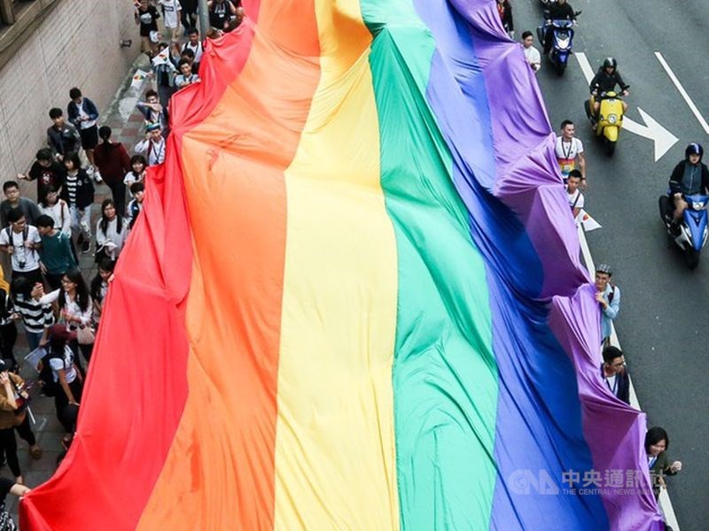 同婚釋憲將滿2年,台北市民政局23日指出,即日起受理電話及現場預約524同婚登記。圖為民眾參與同志大遊行。(中央社檔案照片)