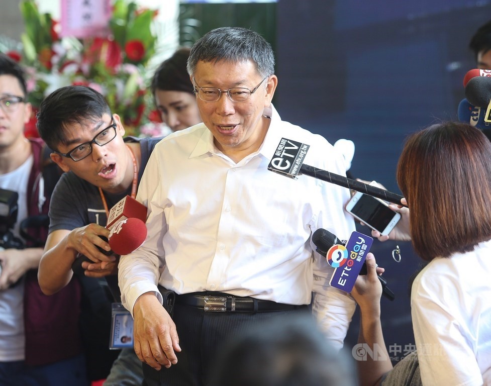台北市長柯文哲(右)23日出席「內科之心-內湖科技園區產業支援設施開發計畫BOT案」上梁典禮前受訪。中央社記者謝佳璋攝 108年4月23日