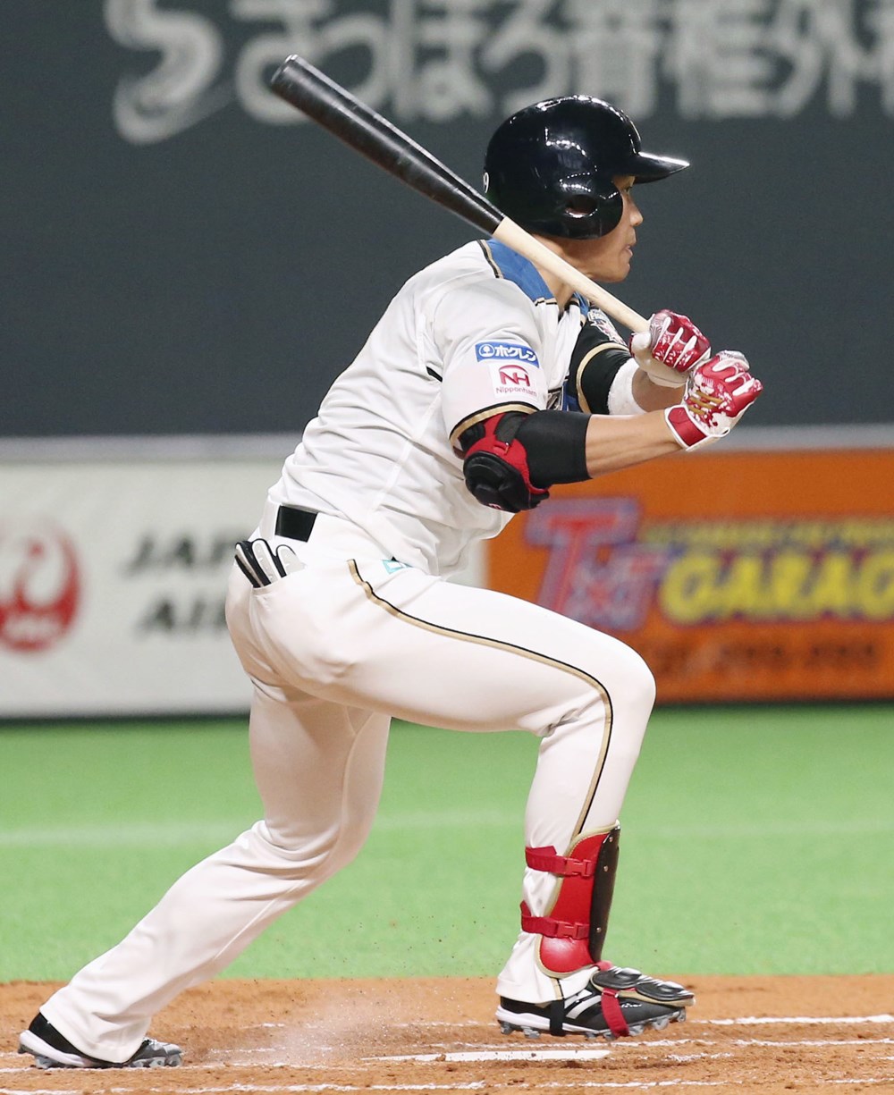 北海道日本火腿鬥士24日出戰東北樂天金鷲,王柏融2局在2人出局、二壘有跑者情況下,適時敲出帶有1分打點的安打。(共同社提供)
