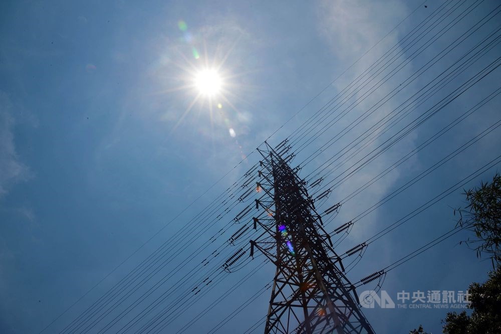 全台多縣市24日最高氣溫都達30度以上,用電量也再創新高。(中央社檔案照片)