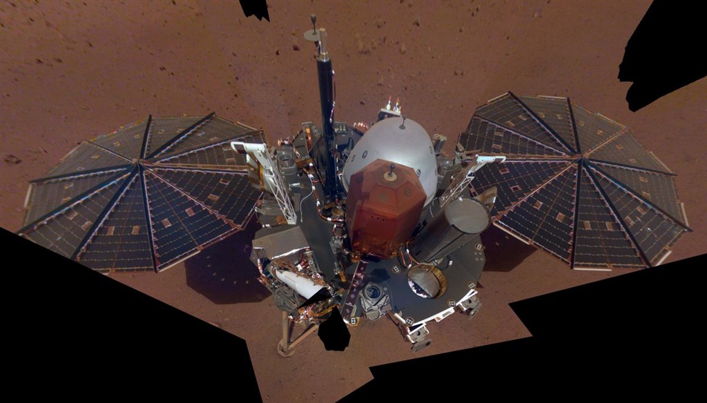 NASA探測器「洞察號」月初首次在火星上偵測到震動訊號,科學家從震動的高頻和寬頻類似地震破裂過程判斷,確信這是「火星地震」。圖為洞察號。(圖取自twitter.com/NASAInSight)