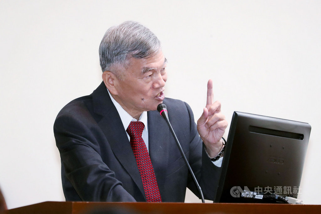 台北市議員徐巧芯批經濟部投審會要求雙子星案申請人5月13日前補件是刻意卡關;經濟部長沈榮津(圖)24日在立法院表示,一切都按照規定來,根據各單位要求具公信力的會計師確認財務分析。中央社記者吳翊寧攝 108年4月24日