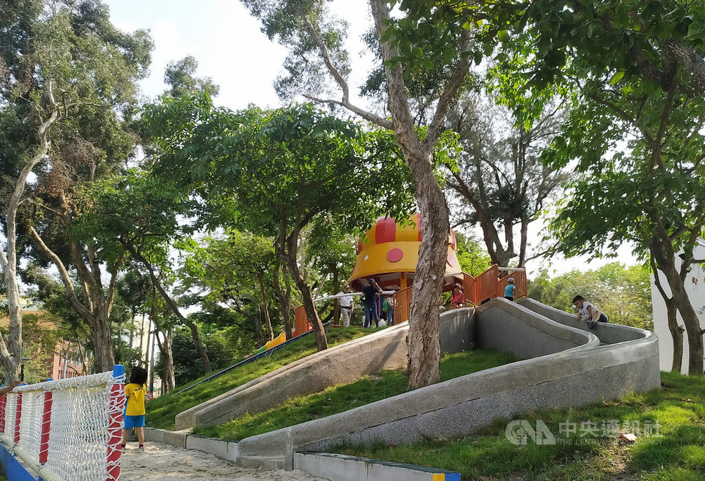 屏東縣政府24日宣布,在位於屏東市中心擁有百年歷史的屏東公園打造適合親子的兒童遊樂區,即日起正式開放。(屏東縣政府提供)中央社記者郭芷瑄傳真 108年4月24日