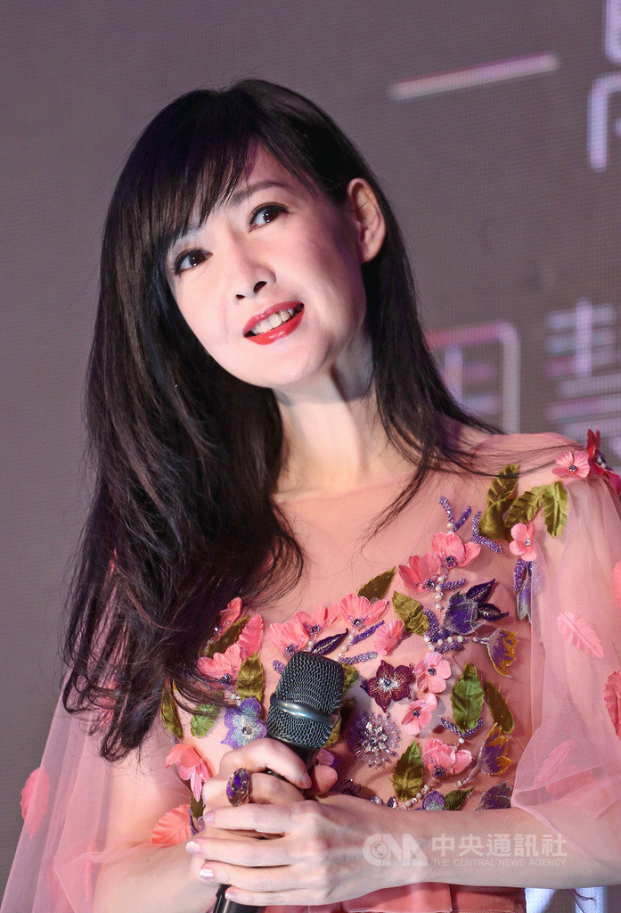 香港女星周慧敏今年8月將站上台北小巨蛋,舉辦「一萬天荒愛未老 周慧敏30週年演唱會」,她24日在台北出席記者會表示,把每一次演唱會當作倒數,盼好好享受過程。中央社記者裴禛攝 108年4月24日