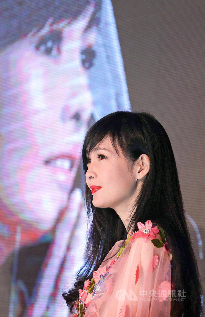 香港「玉女掌門人」周慧敏出道30年,24日宣布今年8月將前進台北小巨蛋,舉辦「一萬天荒愛未老 周慧敏30週年演唱會」,她現身記者會場,美麗氣質依舊。中央社記者裴禛攝 108年4月24日