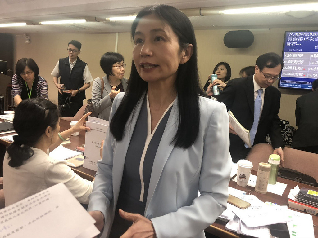 衛生福利部食品藥物管理署長吳秀梅(前)表示,生活中經常充斥許多謠言及不實訊息,立法院24日審議食安、疫情的假新聞條款,若修法通過,未來造謠者恐重判3年以下有期徒刑、拘役或處新台幣100萬元以下罰金。中央社記者張茗喧攝 108年4月24日