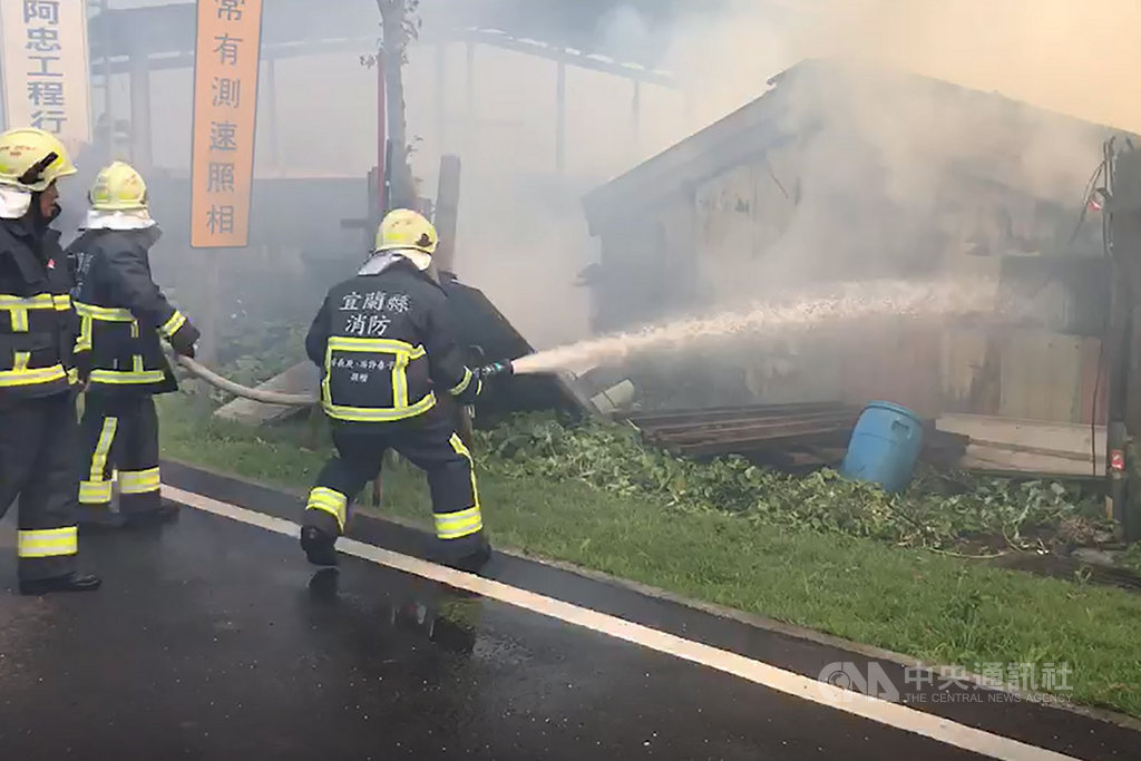 宜蘭縣礁溪鄉淇武蘭路上一家資源回收場,24日下午突竄濃煙大火,由於建築物內疑囤積大量易燃物,屋內陷入火海,黑煙直竄天際,宜蘭縣消防局獲報後,派遣當地分隊前往灌救。(民眾提供)中央社記者沈如峰宜蘭縣傳真 108年4月24日