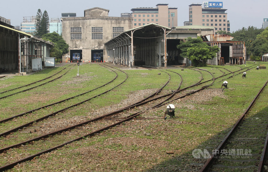 沿著台北舊鐵道線,串起華山、松菸等地再到台北機廠,2019台灣文博會打造文化創新廊帶,24日起正式登場,讓民眾站在百年歷史的火車維修廠,想像未來鐵道博物館的發展。中央社記者張新偉攝 108年4月24日
