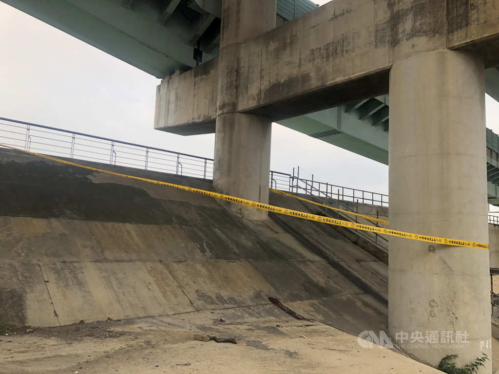 新北市三重區24日下午傳出有工人在台64線高架道路進行隔音牆養護工作時,不慎從高處墜落,傷重送醫不治,警方在現場拉起封鎖線展開調查。(翻攝畫面)中央社記者王鴻國傳真 108年4月24日