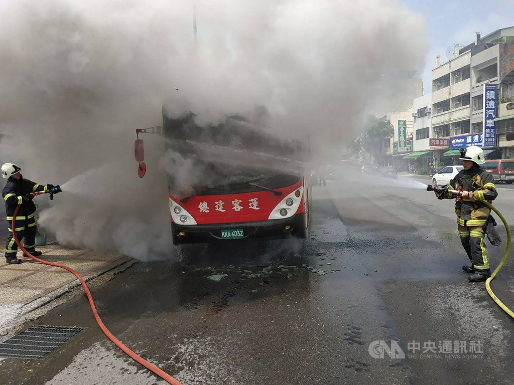 總達客運一輛公車24日行經南投縣草屯鎮時突然起火,司機趕緊疏散乘客,消防獲報也趕赴灌救,所幸未釀人員傷亡。(南投縣消防局提供)中央社記者蕭博陽南投縣傳真 108年4月24日
