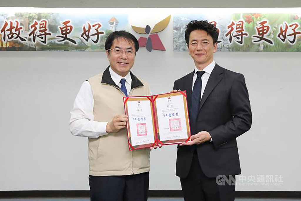 日本演員保阪尚希(右)受邀出任台南市親善大使,24日由市長黃偉哲(左)頒發證書。保阪尚希說,走遍世界,最喜歡的地方還是台灣,不但東西好吃人也友善,來幾次都不會膩。(台南市政府提供)中央社記者張榮祥台南傳真 108年4月24日