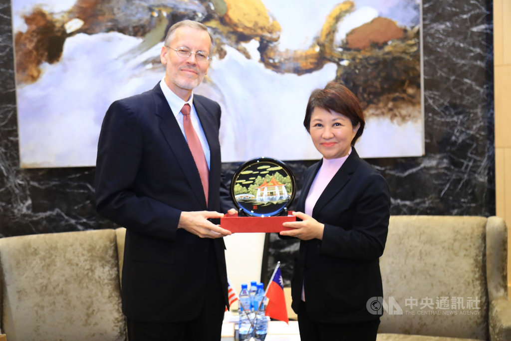 美國在台協會(AIT)台北辦事處處長酈英傑(William Brent Christensen)(左)24日拜會台中市長盧秀燕(右),兩人除互贈紀念品,也期盼未來能有更多交流與合作。(台中市政府提供)中央社記者郝雪卿傳真 108年4月24日