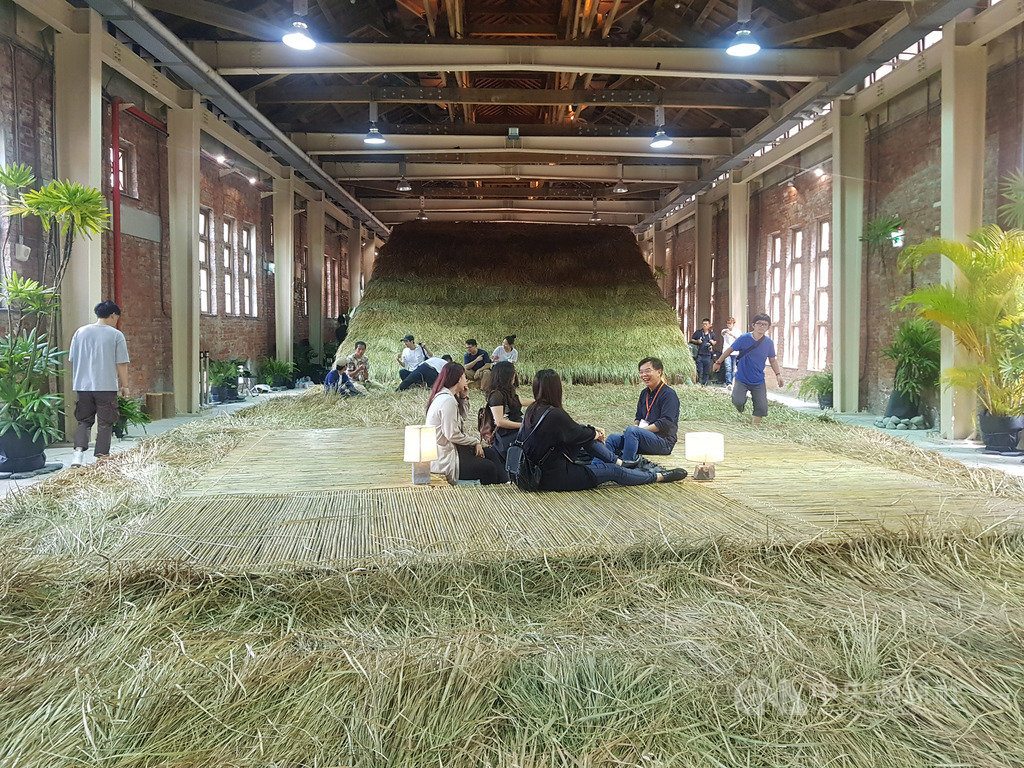 2019台灣文博會24日起登場,位於台北華山文創園區展區的台東概念館內,選擇以茅草、稻草和竹子打造屬於台東氛圍的慢活空間,把台東的生活哲學帶到展場,讓民眾直接感受。中央社記者鄭景雯攝 108年4月24日