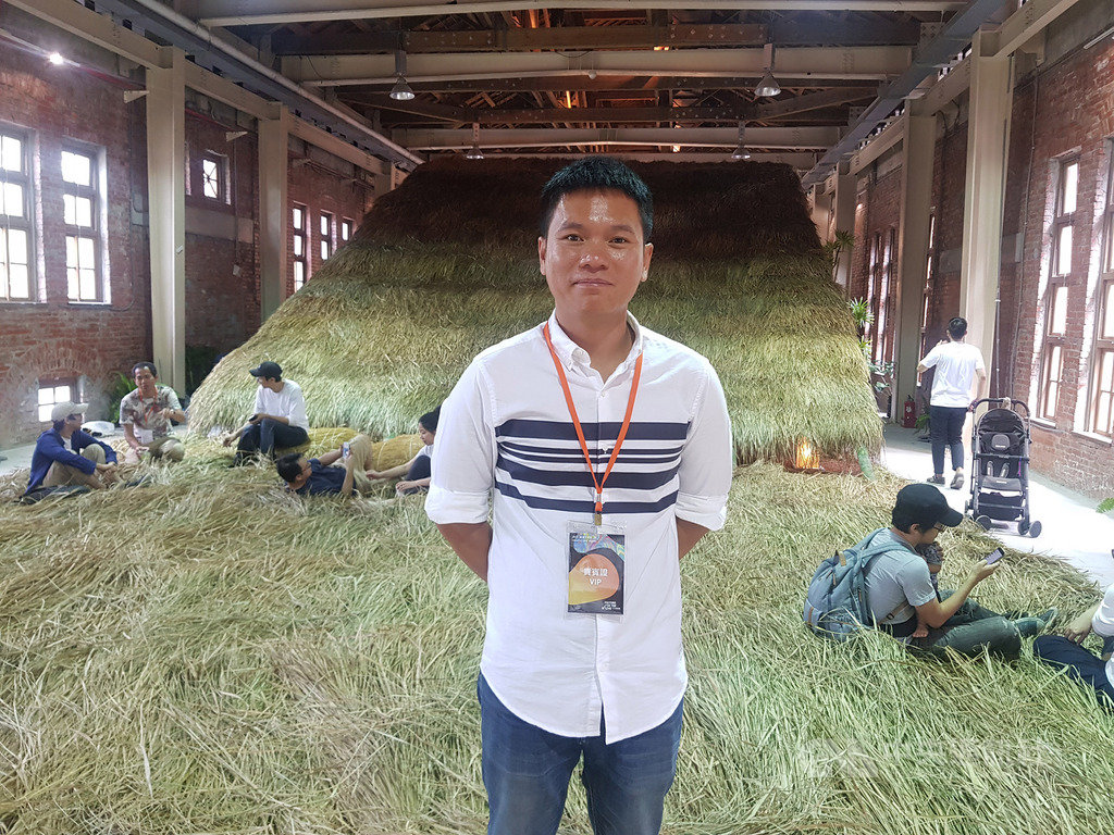 2019台灣文博會24日起登場,在台北華山文創園區展場中的台東概念館,一走入便能聞到茅草香,台東館策展人舒米恩(前)說,團隊選擇以5感體驗的方式,把台東的縱貫線、海線、南迴線、市區搬入展場。中央社記者鄭景雯攝 108年4月24日