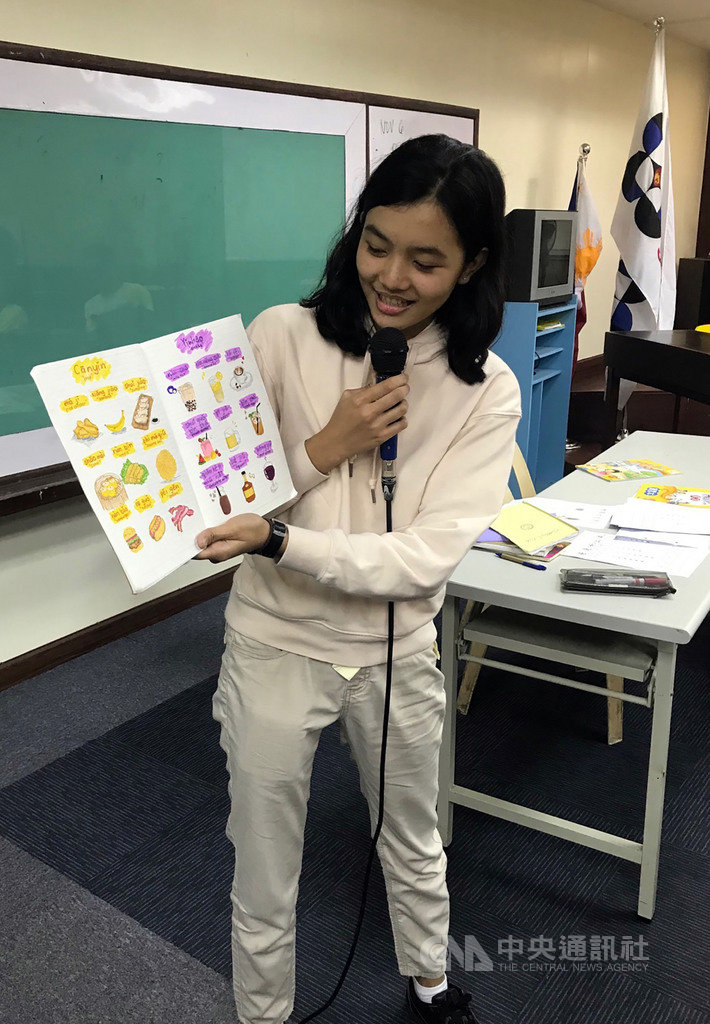 為推廣華語教育,在馬尼拉經濟文化辦事處(MECO)補助下,「愛思國際教育」共同創辦人李韋憲前往菲律賓科技部國立科學中學(Philippine Science High School)教授中文。圖為學生上課發表情形。(李韋憲提供)中央社記者陳妍君馬尼拉傳真 108年4月24日