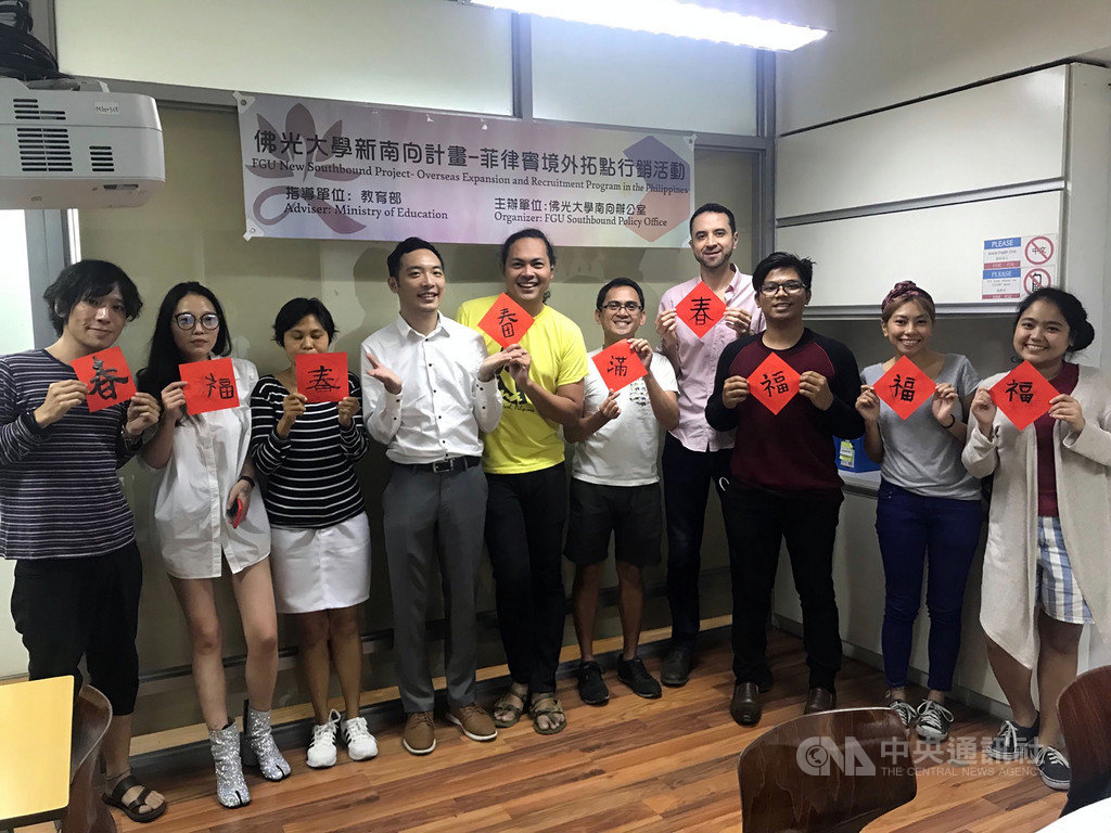 配合佛光大學新南向行銷活動,「愛思國際教育」共同創辦人李韋憲(左4)教菲律賓學生學華語、寫春聯。(李韋憲提供)中央社記者陳妍君馬尼拉傳真 108年4月24日