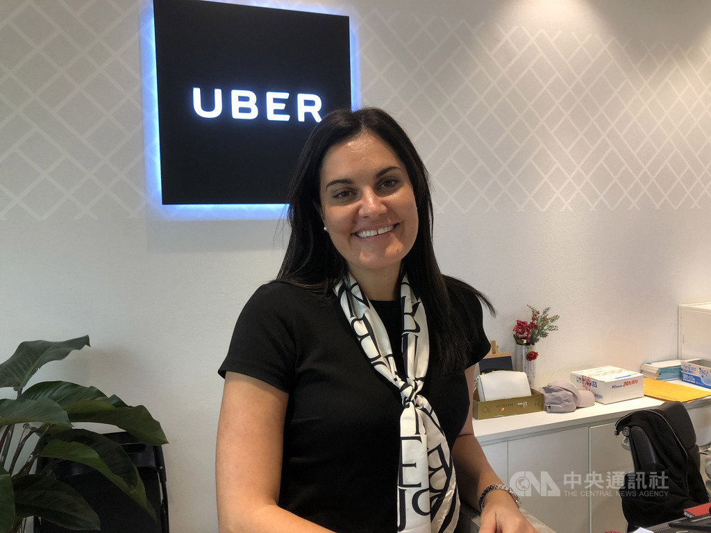 交通部修法明定租賃車應以日租或時租方式計費,引發Uber駕駛抗議,距離諮商期結束只剩48小時,Uber亞太公共政策總監波特文(Emilie Potvin)今天接受中央社專訪表示,希望交通部提出多元計程車具體轉型方案,並邀請所有利益相關者,包含Uber、駕駛及消費者一同討論多贏解方。中央社記者李欣穎攝 108年4月24日