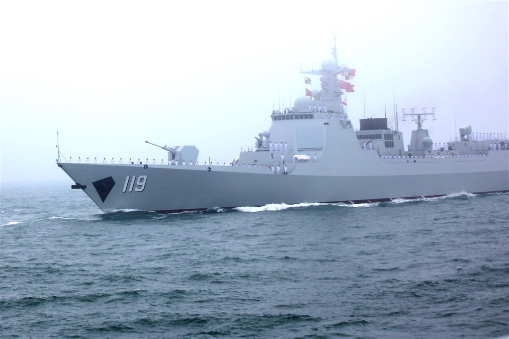 外媒報導指出,中國正以較美國海軍快一倍的速度生產軍艦,並已成功升級自身彈道飛彈潛艦能力。圖為中國軍艦貴陽艦參加中國海軍成立70週年海上閱兵活動。(中新社提供)
