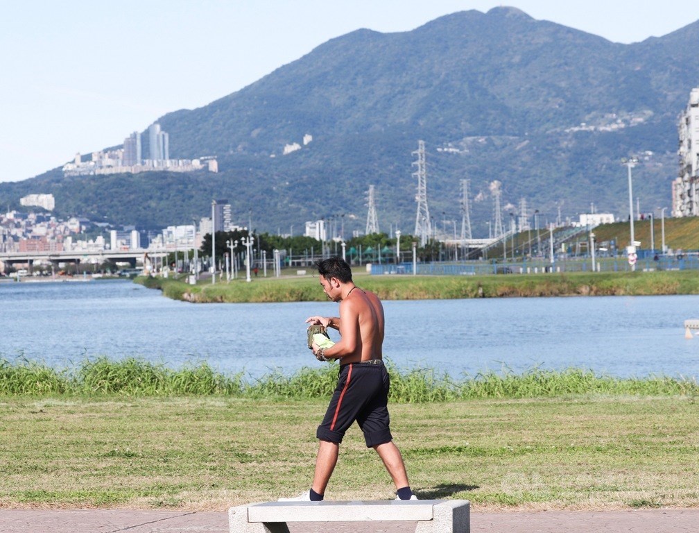 中央氣象局表示,25日各地大多多雲到晴,中午前後溫度仍可達攝氏33至35度。(中央社檔案照片)