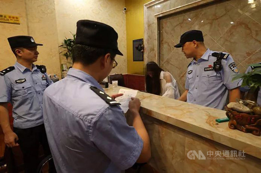 中國官方濫權使用大數據再添一例。江蘇省宜興市警方近日一口氣傳喚超過1200人到案,他們因為在涉黃的三溫暖消費超過人民幣600元,就被控「涉嫌嫖娼」強制傳喚。圖為宜興警方臨檢特種營業場所。(取自宜興公安局官方微信)中央社 108年4月25日